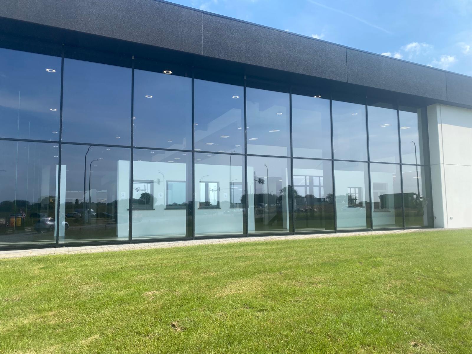 Professionele raamreiniger van Elite Cleaning aan het werk